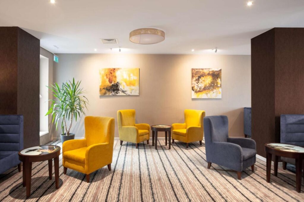 Fotolii galbene și gri într-un lounge luminos