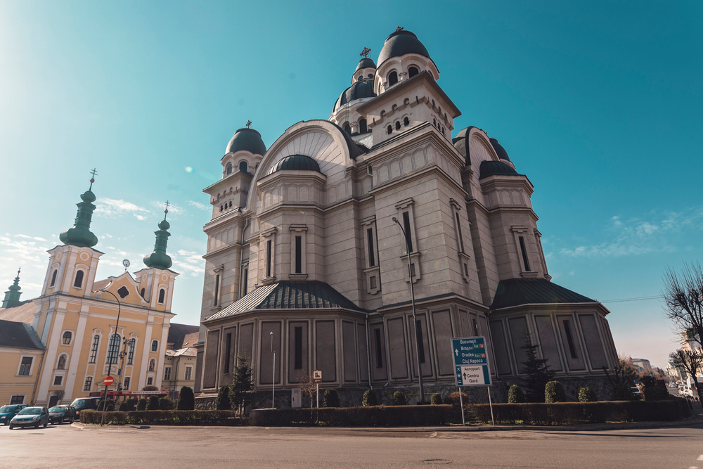 Clădire monumentală cu turnuri în Târgu Mureș