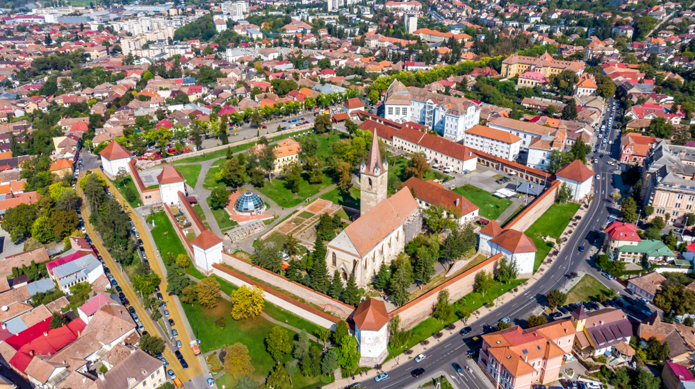 Vedere aeriană asupra unei cetăți cu biserică și ziduri