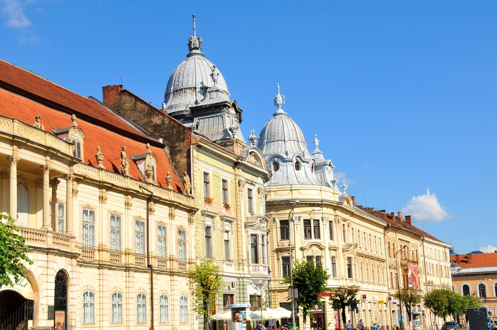 Clădire istorică cu două cupole și fațadă ornamentată
