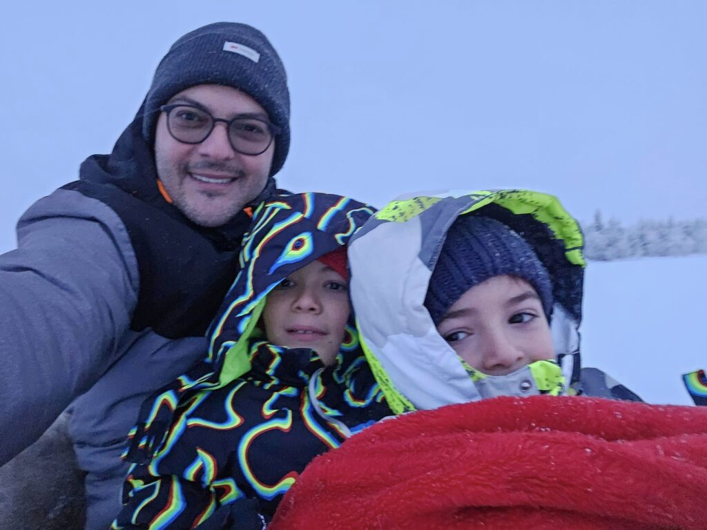 Adult și copii cu căciuli și haine de iarnă