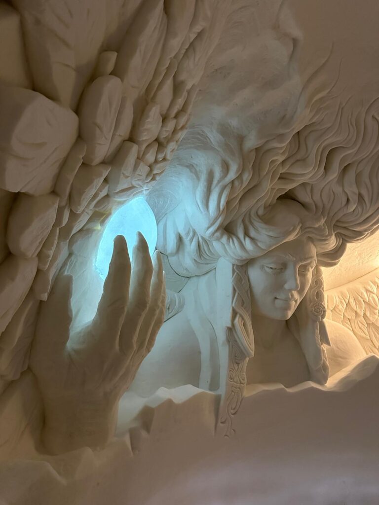 Relief decorativ în gheață, pe un perete interior