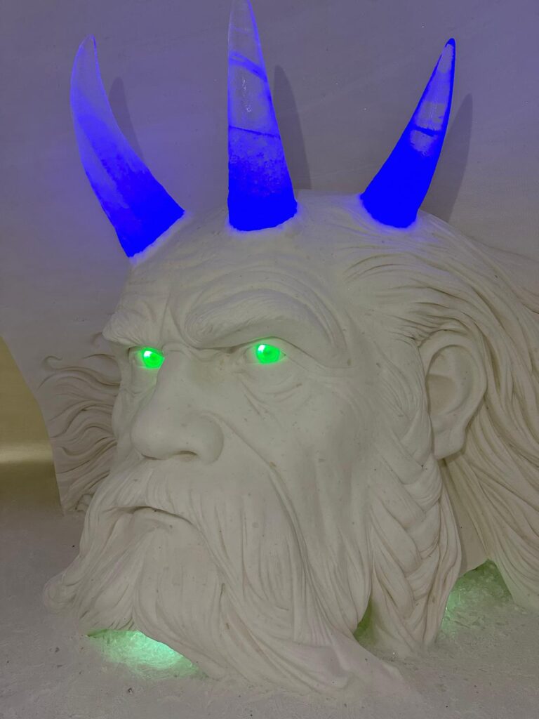 Sculptură de gheață cu coarne albastre și ochi verzi
