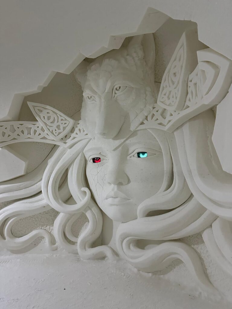 Chip sculptat în gheață, într-o încăpere interioară