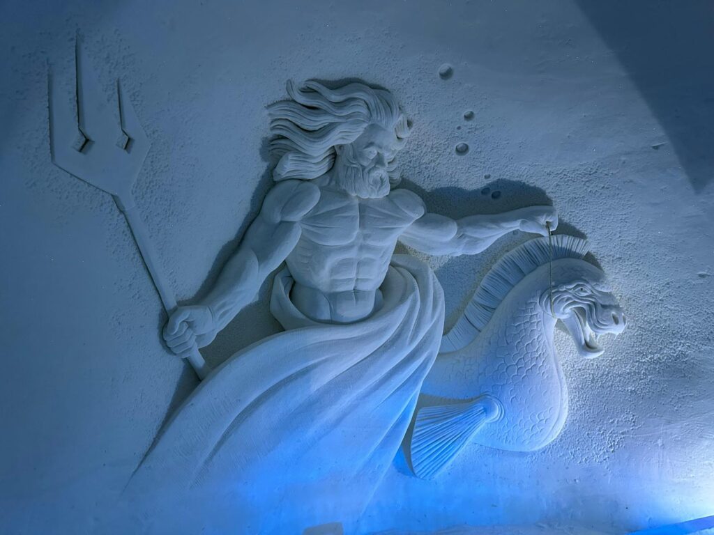 Figură cu trident sculptată într-un perete de gheață