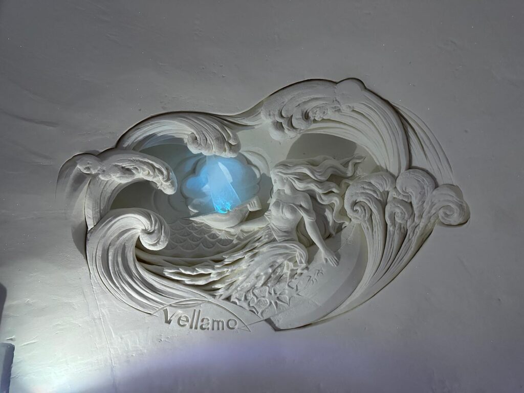 Relief decorativ în formă de vârtej, pe perete