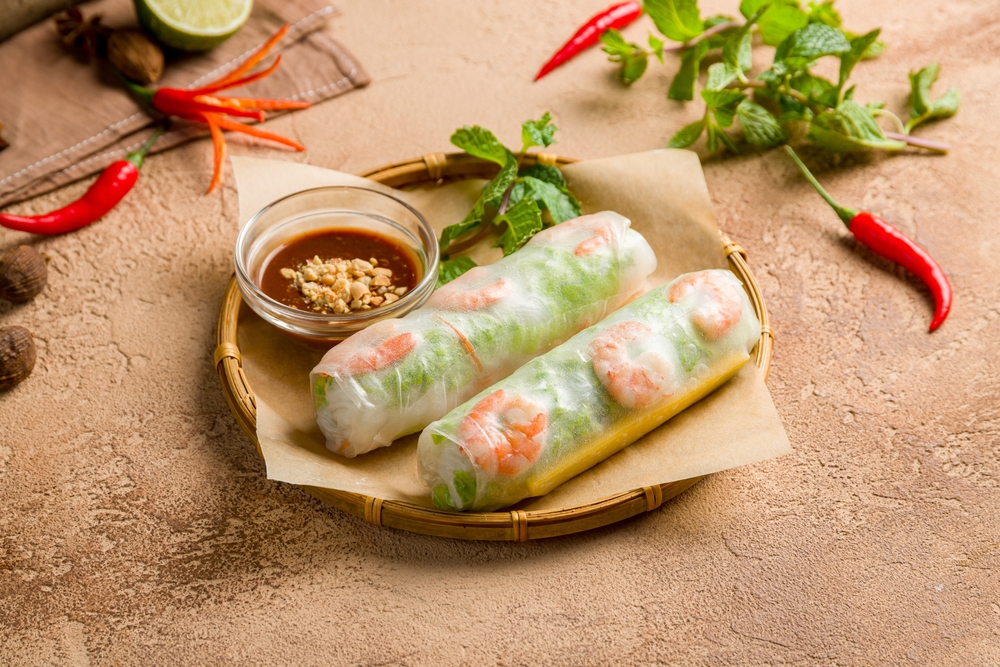 Rulouri vietnameze cu legume, lângă boluri cu sos