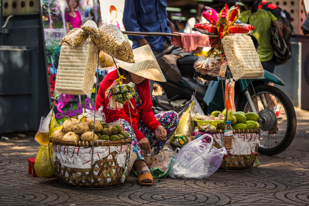 Tarabă cu fructe și legume pe o stradă aglomerată