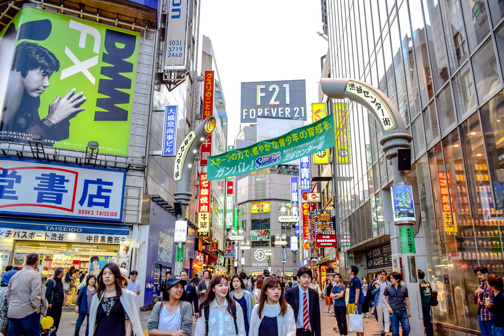 Pietoni printre magazine și reclame colorate în Japonia