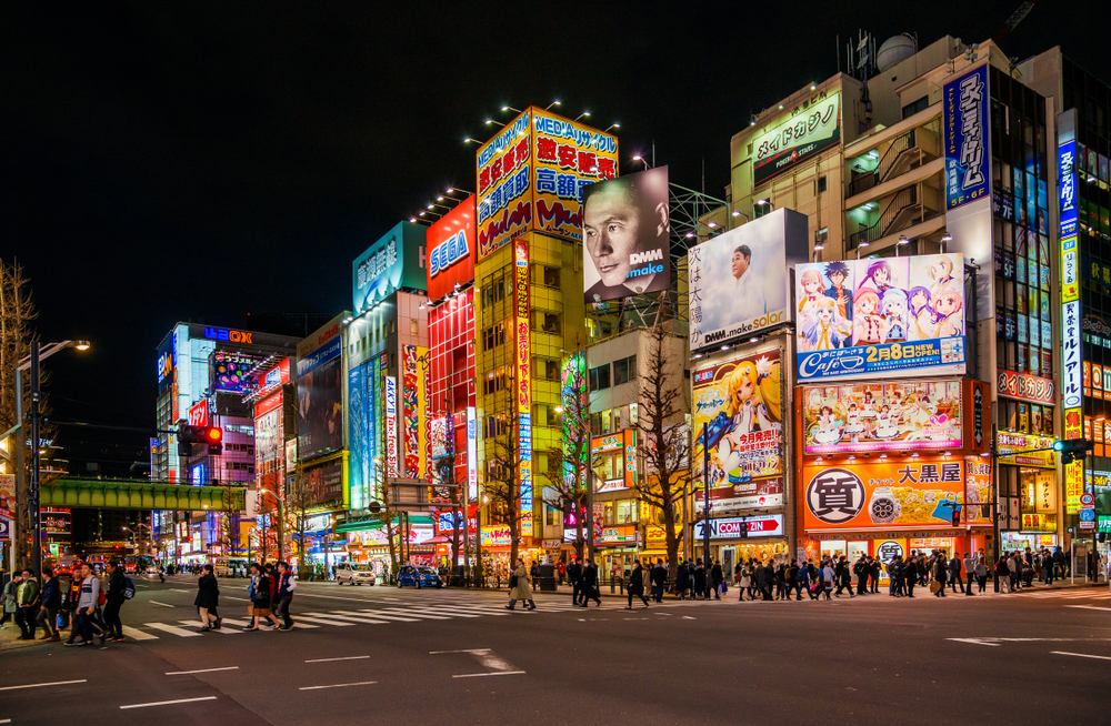 Clădiri cu reclame luminoase în Akihabara, noaptea