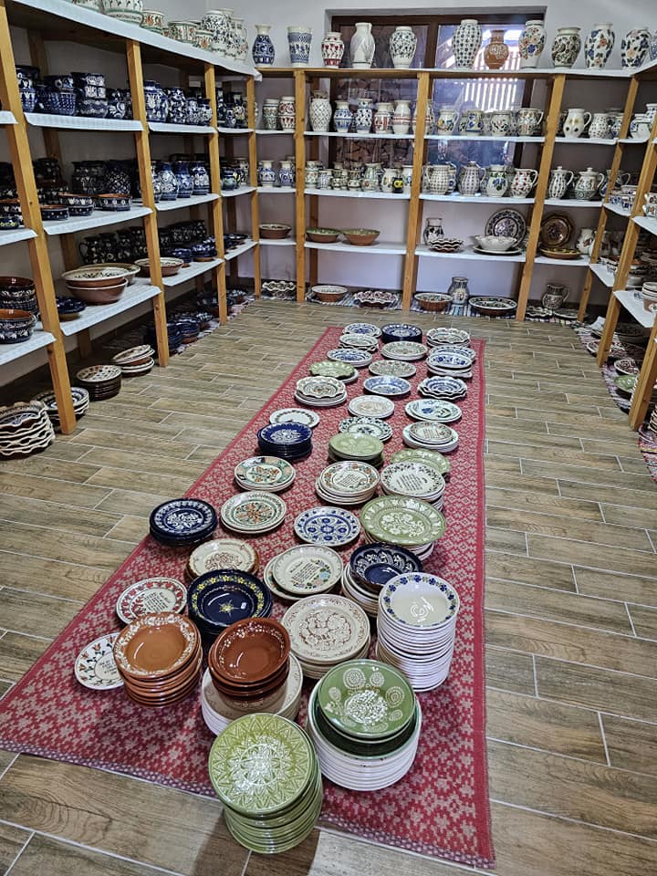 Vase ceramice pictate, expuse într-un magazin din Corund