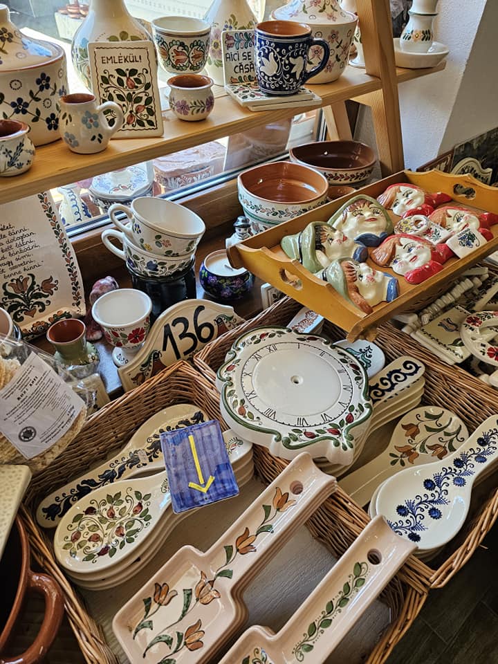 Vase ceramice pictate, expuse pe rafturi și mese