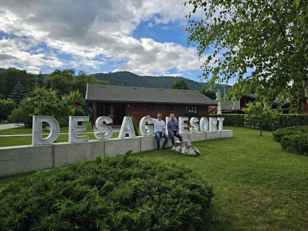 Literele Desag Resort pe o peluză înverzită