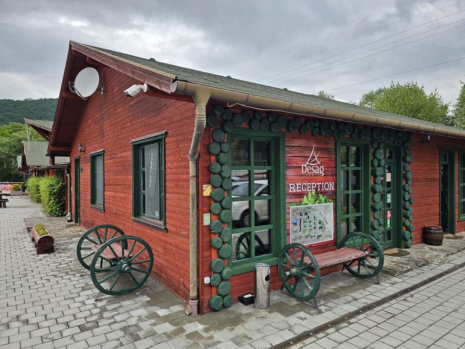 Clădire rustică decorată cu roți și obiecte tradiționale