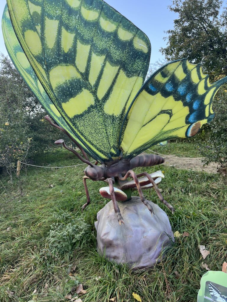 Sculptură de fluture cu aripi verzi și negre