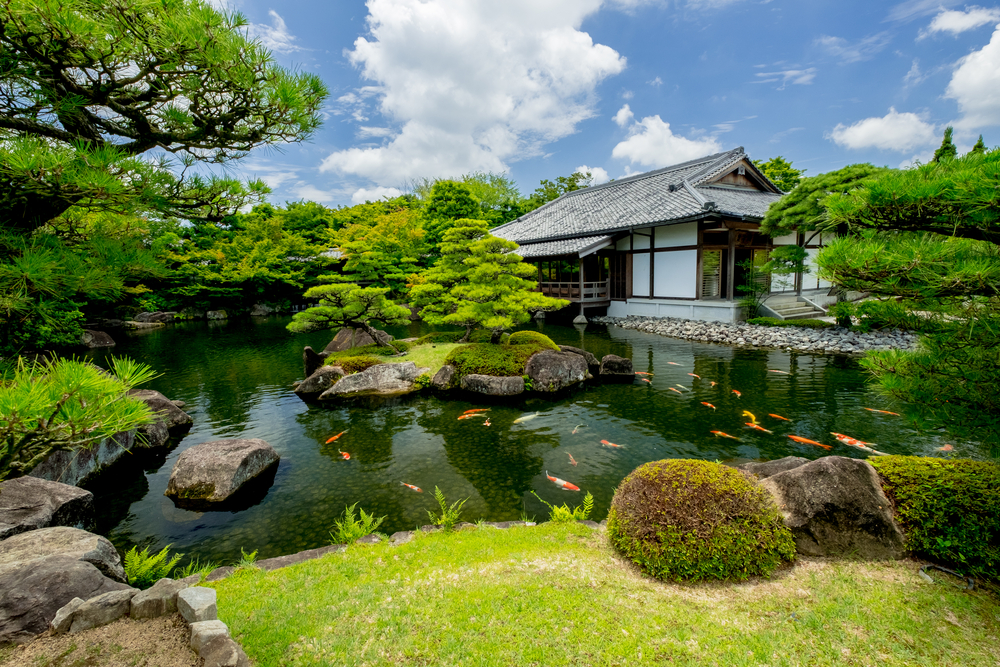 Pavilion într-o grădină japoneză, lângă un iaz
