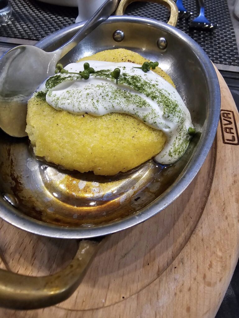Preparat rotund cu smântână și verdeață, într-un vas