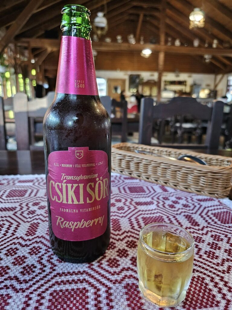 Sticlă și pahare cu băutură, într-un restaurant