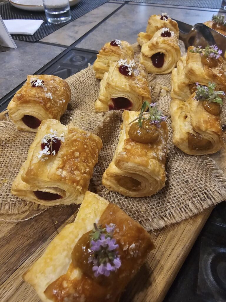 Produse de patiserie aurii, așezate pe un suport