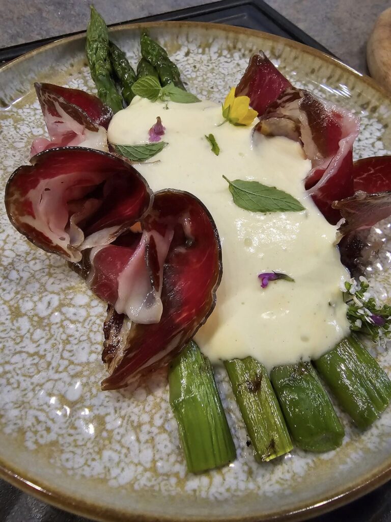Salată cu legume și sos alb pe farfurie