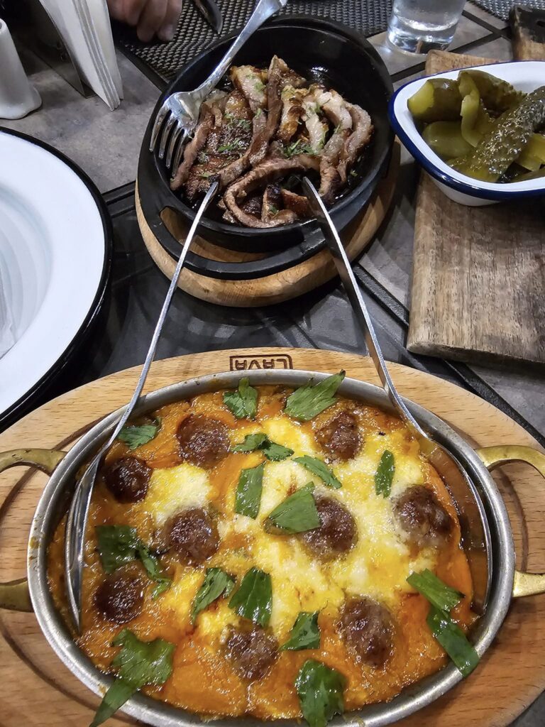 Preparat gratinat cu legume, servit într-un vas rotund