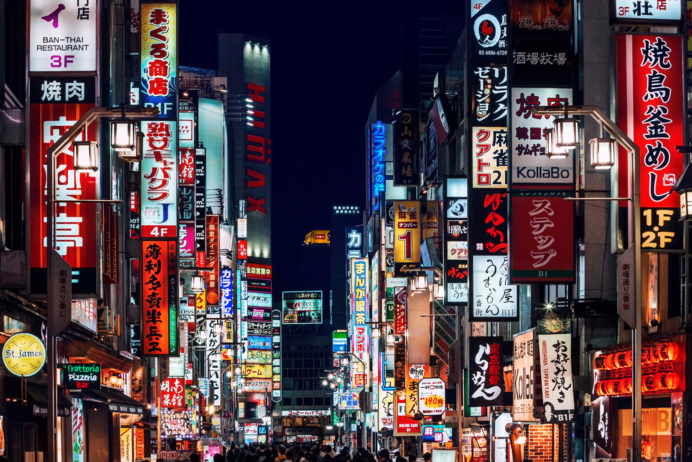 Reclame luminoase pe fațadele unei străzi japoneze