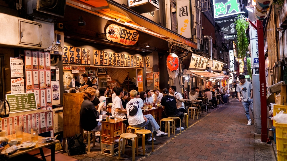 Clienți lângă restaurante pe o stradă japoneză