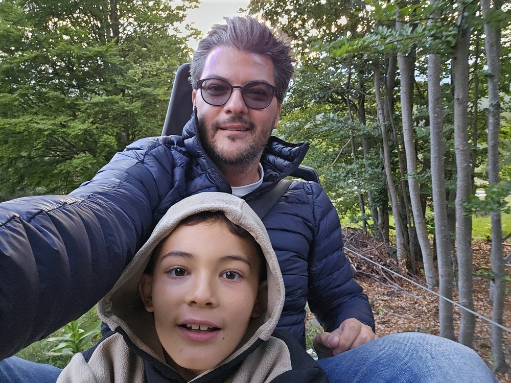 Adult și copil fotografiați pe o alee în pădure