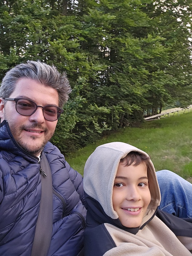 Adult și copil fotografiați împreună în aer liber