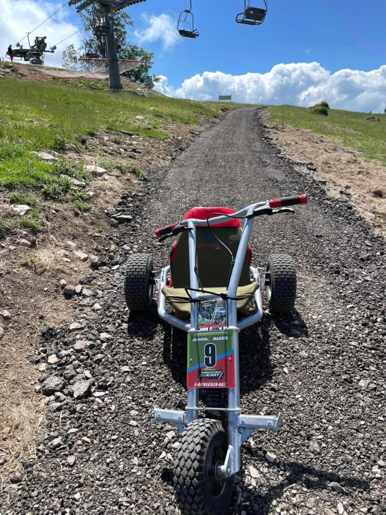 Vehicul de agrement pe șine, pe o pantă