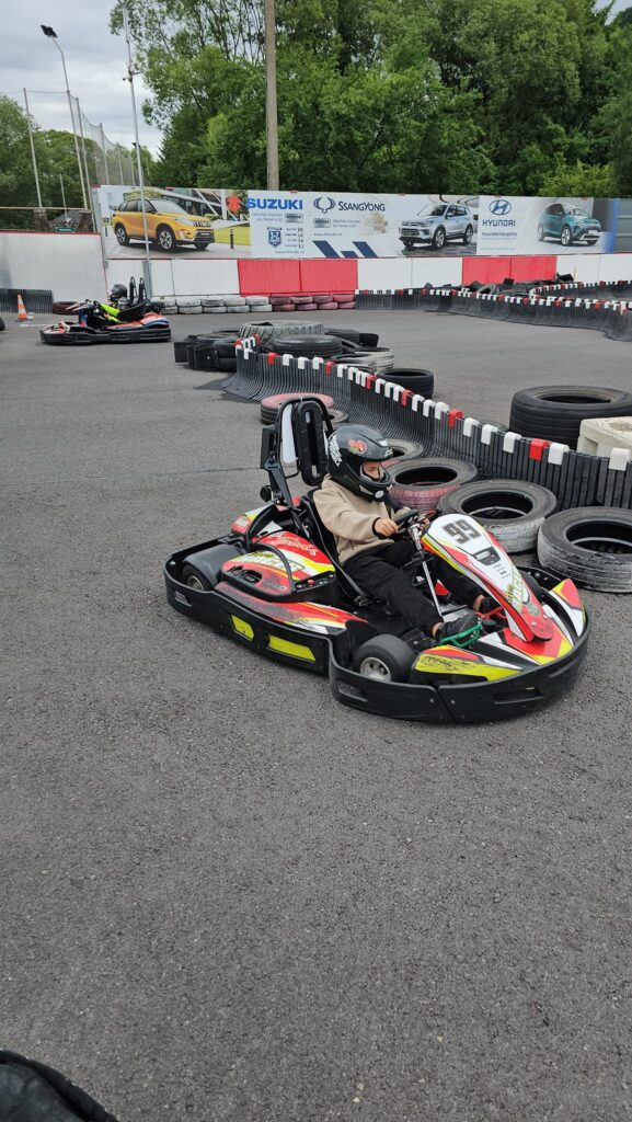 Kart cu pilot pe o pistă asfaltată