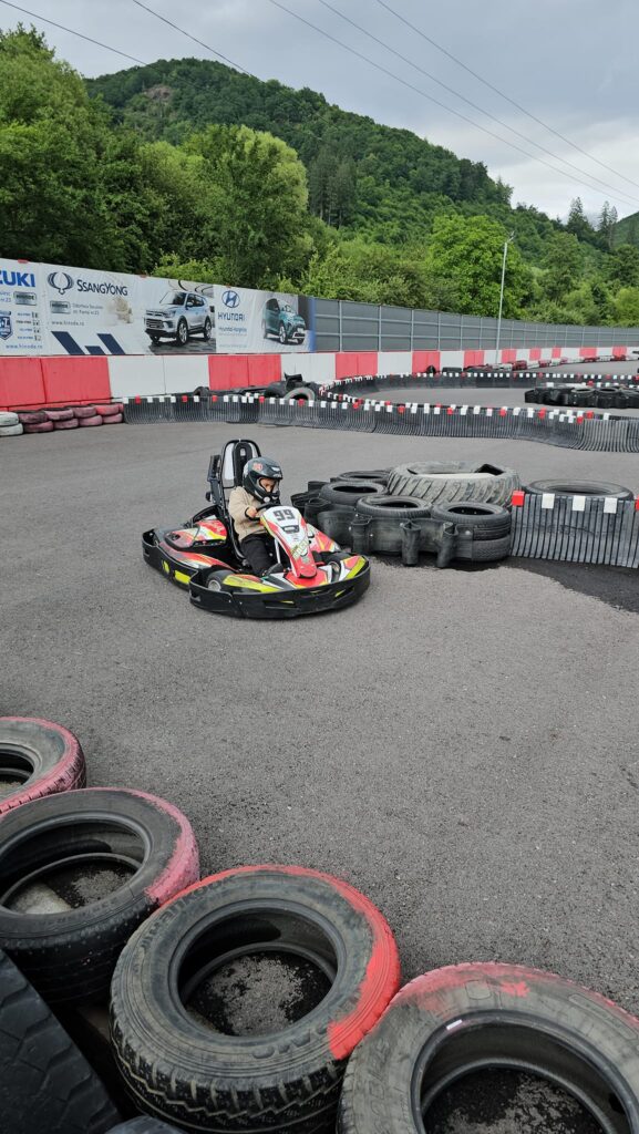 Pilot într-un kart lângă bariera de anvelope