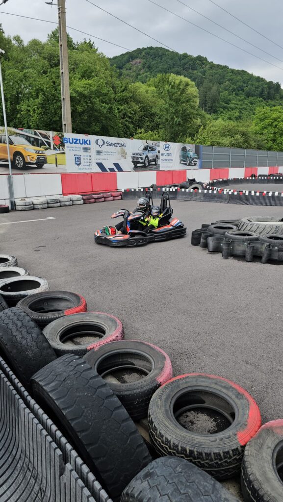 Karturi pe un circuit mărginit de anvelope