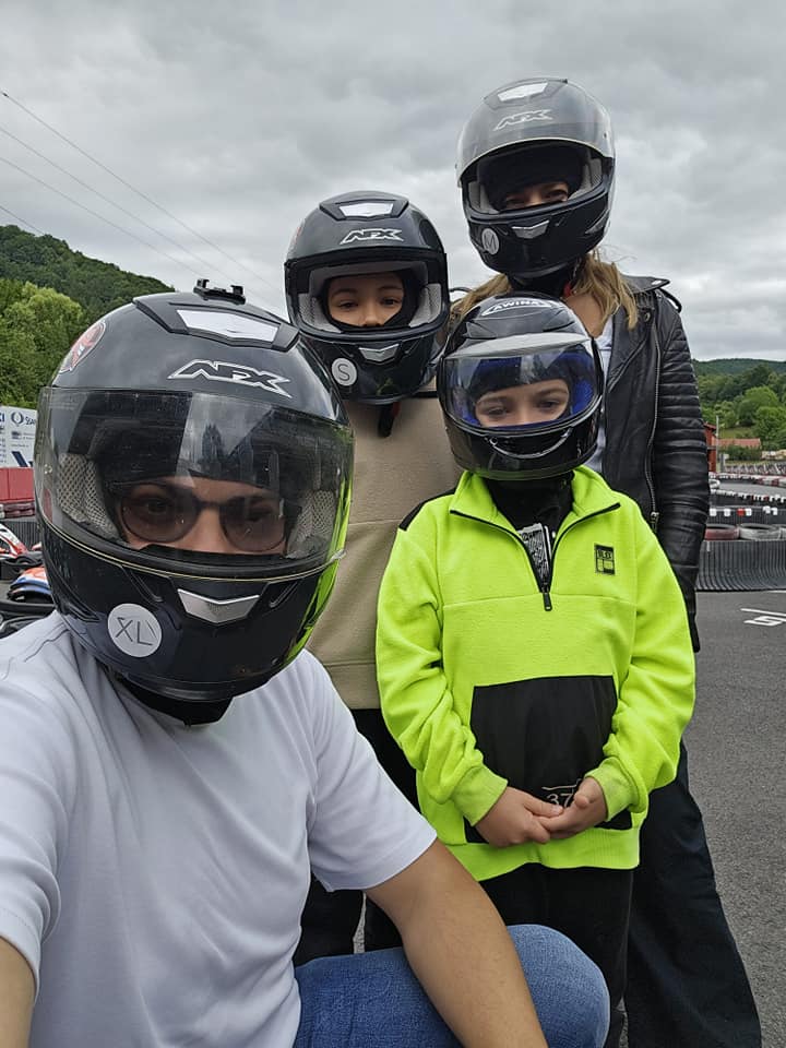 Grup cu căști de protecție la un circuit de karting