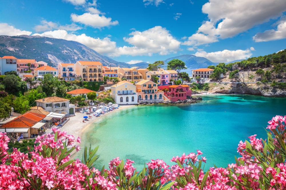 Case colorate în Assos, lângă apa turcoaz