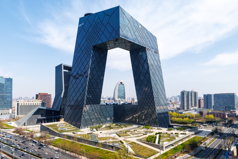 Clădire modernă cu formă geometrică și fațadă de sticlă