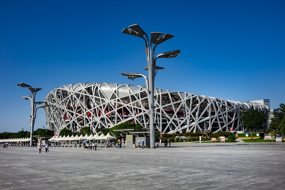 Stadion cu structură metalică împletită, într-o piață largă