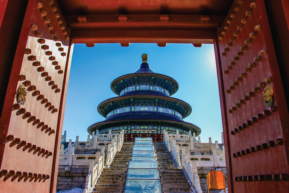 Templu circular văzut printr-o poartă roșie din Beijing