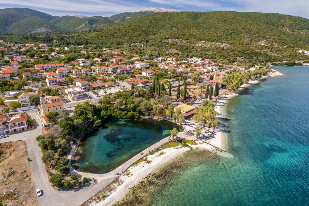 Localitate de coastă și golf, văzute de sus