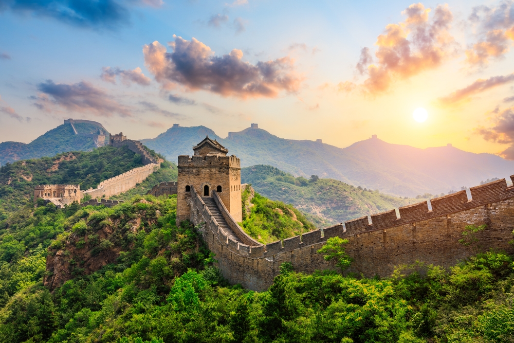 Marele Zid Chinezesc pe culmi montane, la apus