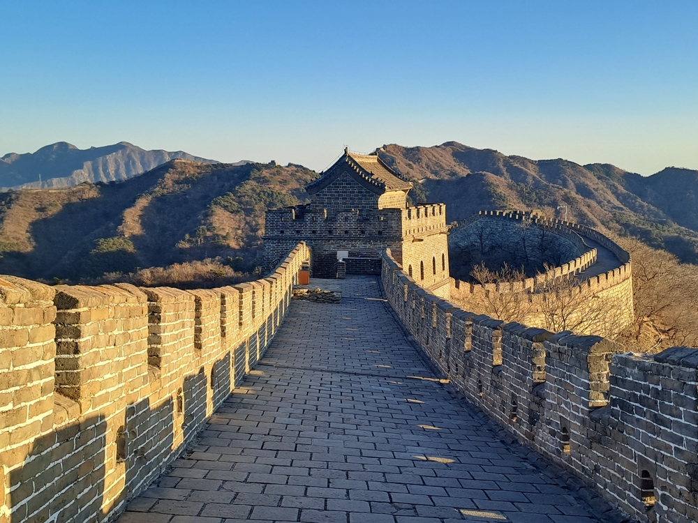 Marele Zid Chinezesc șerpuind peste creste montane
