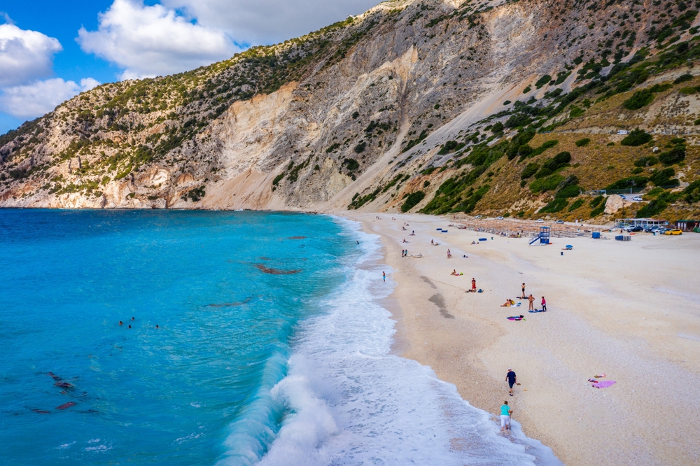 Plaja Myrtos, între versanți stâncoși și mare albastră