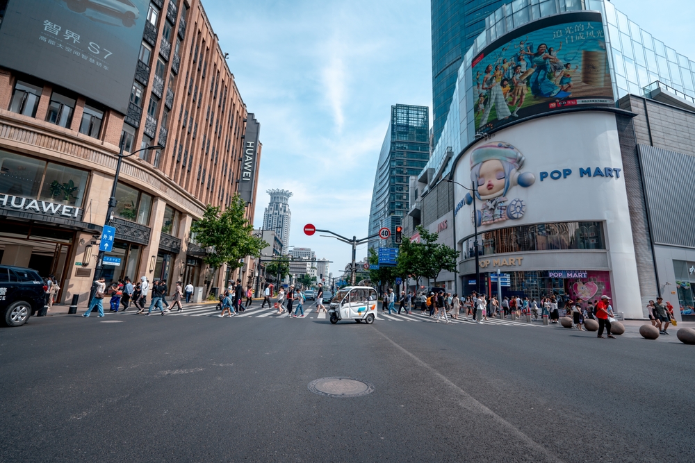 Intersecție comercială cu panouri publicitare și clădiri înalte
