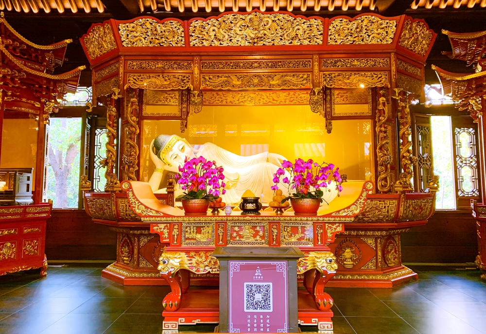 Altar decorat cu flori într-un interior tradițional chinezesc
