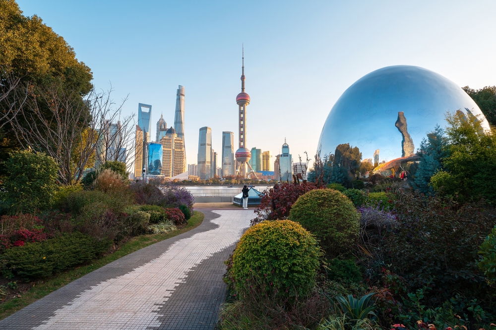 Grădină amenajată în fața turnurilor moderne din Shanghai