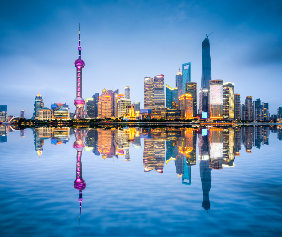 Zgârie-nori din Shanghai reflectați în apă