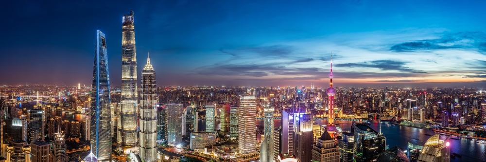 Zgârie-nori iluminați în Shanghai, sub cerul de seară