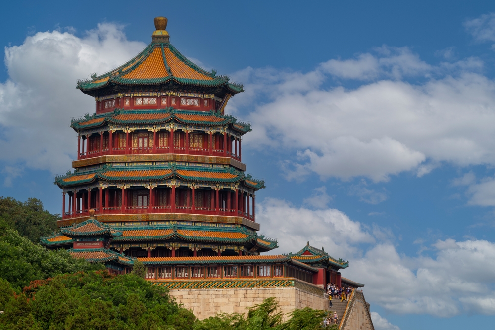 Clădire tradițională chineză, cu acoperișuri suprapuse și colorate