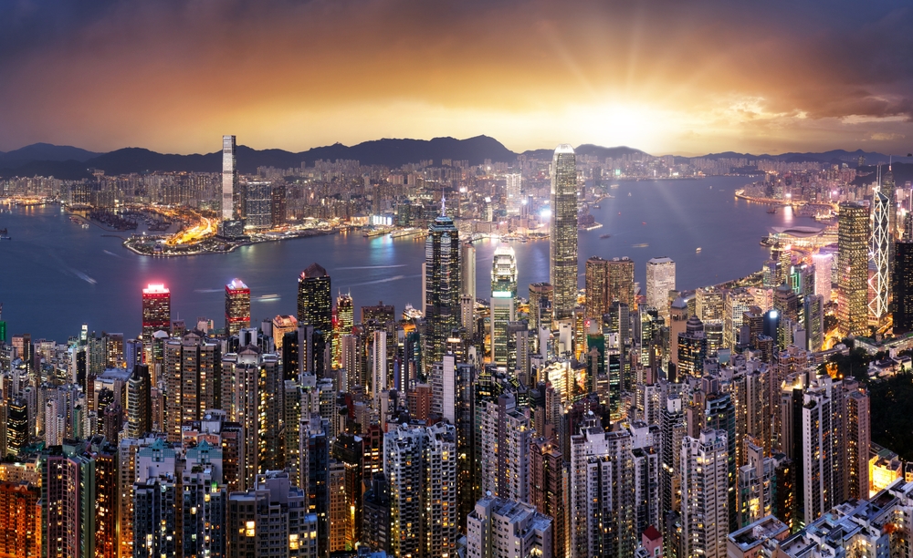 Clădiri înalte din Hong Kong, în lumina apusului