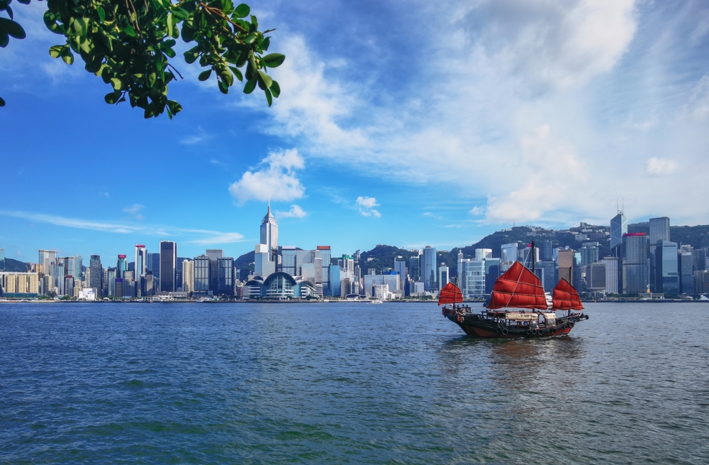 Ambarcațiune cu vele roșii în portul Hong Kong